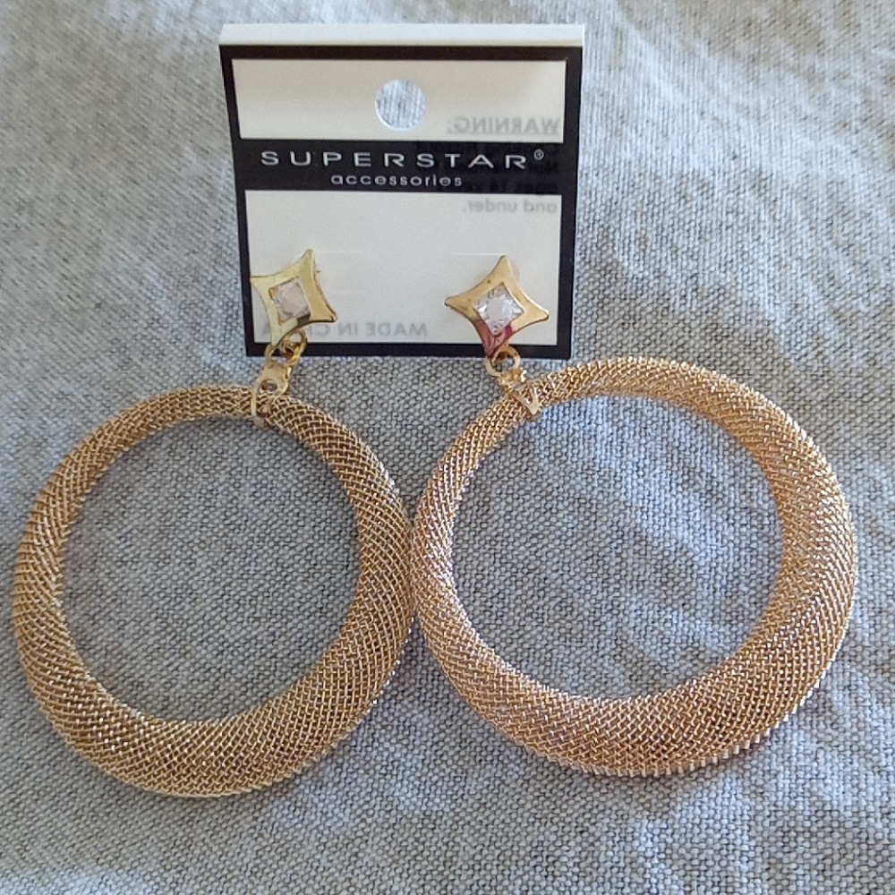 Gold hoop Earrings - Picture 3 of 3